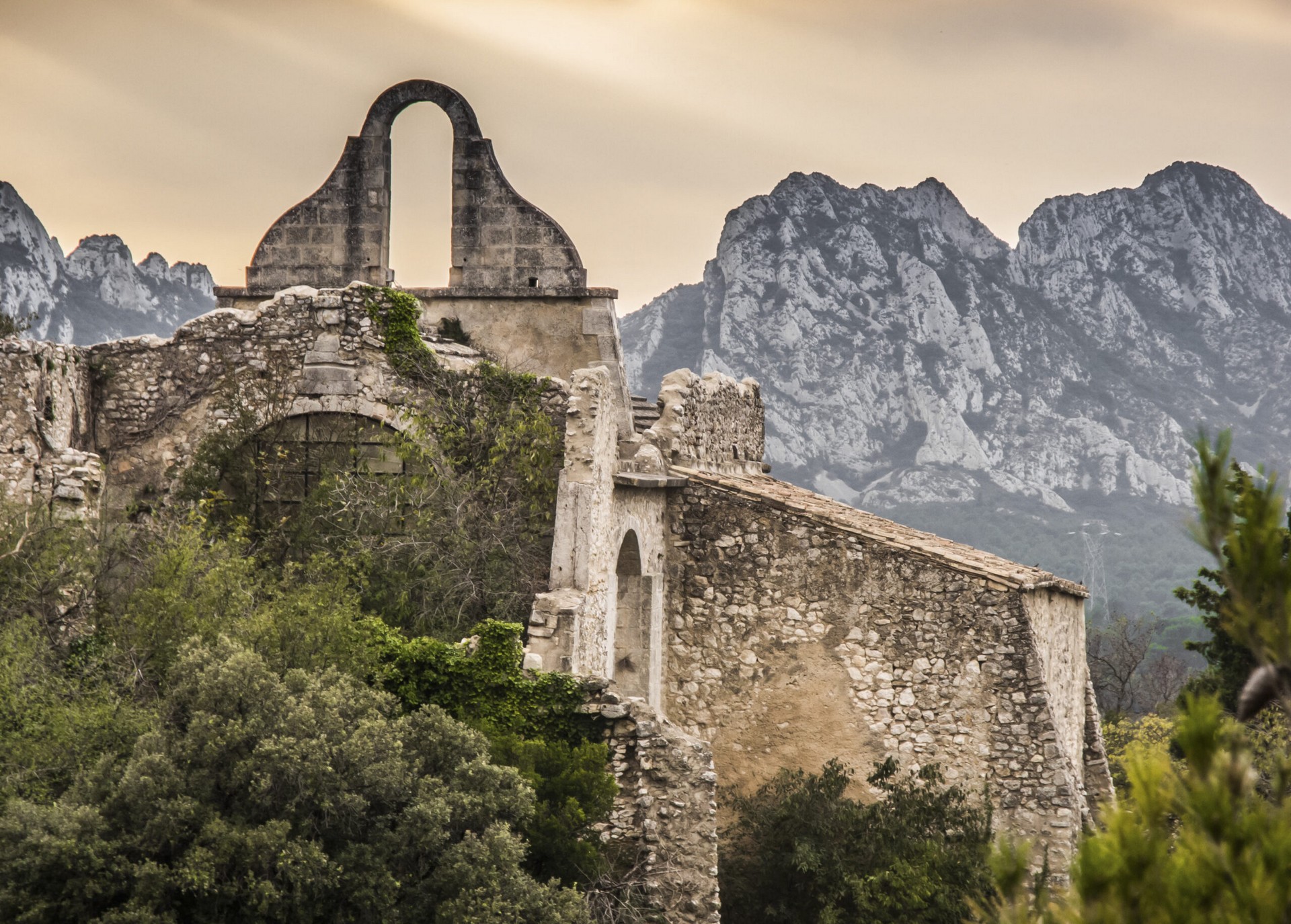 Chapelle des Pénitents Blancs à Eygalières_vue chaîne Alpilles