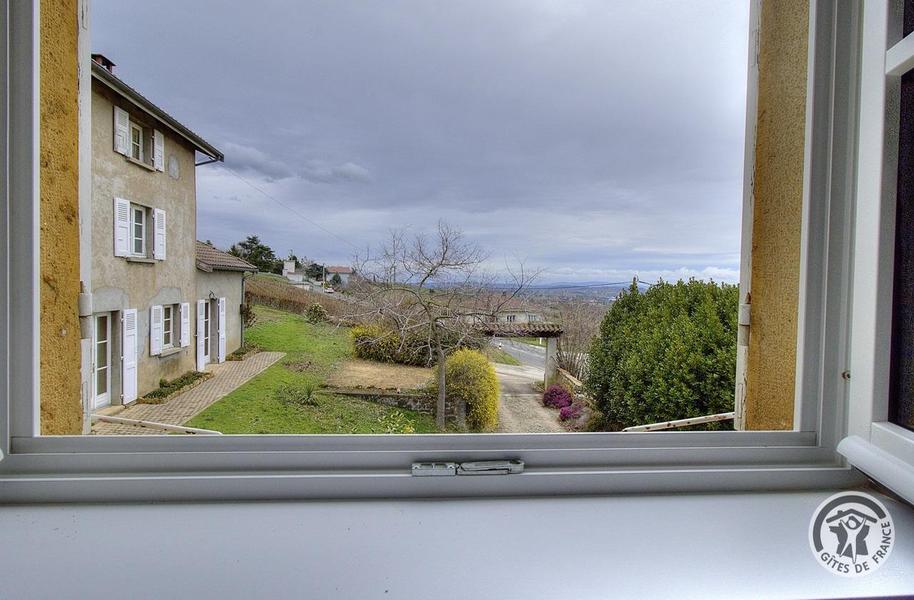 Gîte \'Les Micocouliers\' à Saint Loup, Vindry-sur-Turdine dans le Beaujolais - Rhône, proche de Tarare : la vue depuis la chambre à l\'étage.