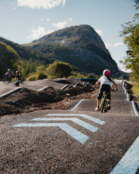 Vélo sur la pumptrack de Val d'Isère