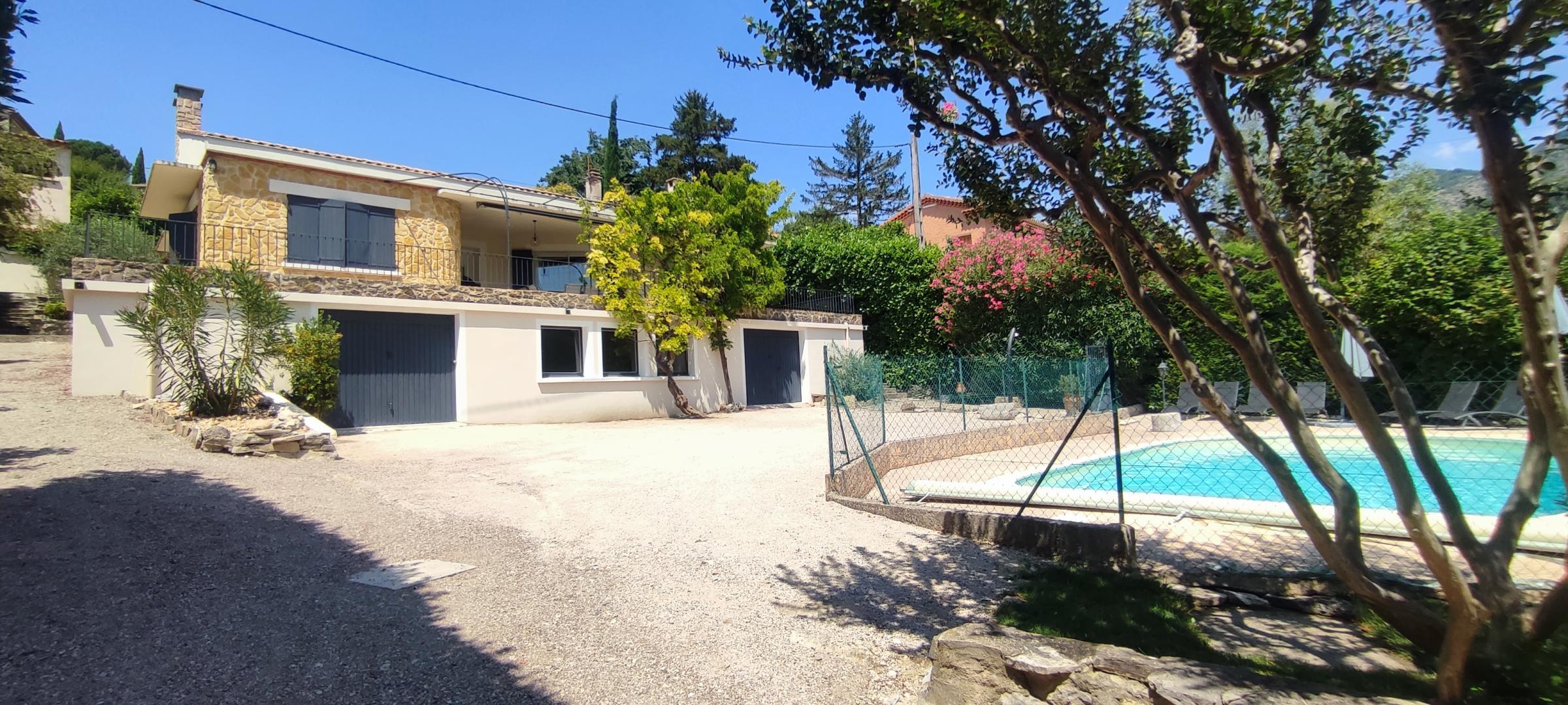 La maison et les garages dessous avec un espace jeux (baby-foot, ping-pong) en haut l,aménagement est de plain-pied.