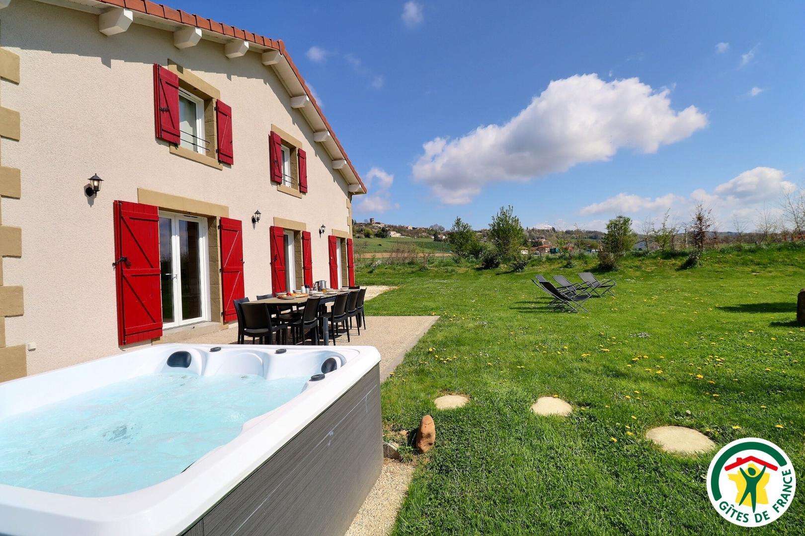 Spa privatif : 2 places couchées + 3 places assises
