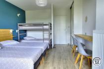 Grand Gîte "l'Amandier" - 15 personnes à Salles Arbuissonnas en Beaujolais dans le Rhône : la chambre 5 personnes (étage).