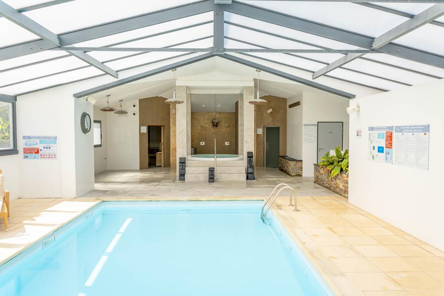 PISCINE INTÉRIEURE