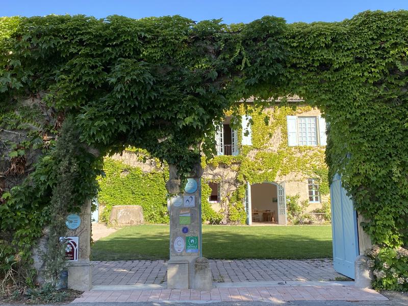 Entrée du Château des Bachelards à Fleurie