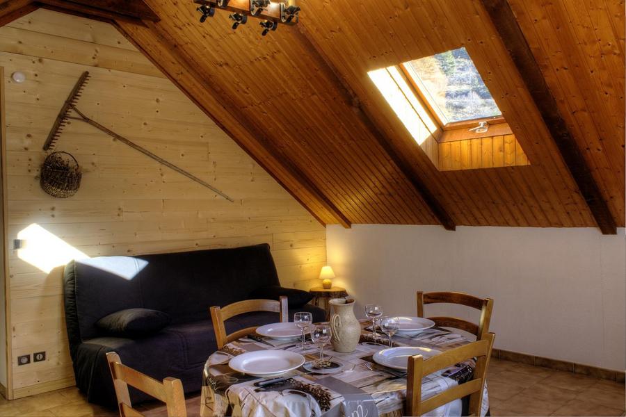 Gîte Auron - l'Oustal n°1-Séjour/Canapé convertible-Saint-Étienne-de-Tinée-Gîtes de France des Alpes-Maritimes