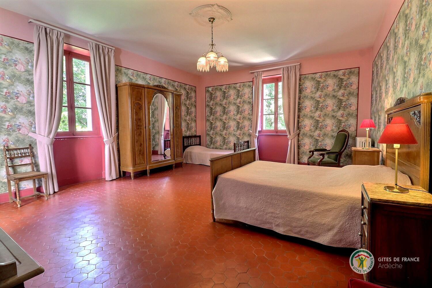 Chambre verte avec un lit en 140 et un lit en 90, armoire