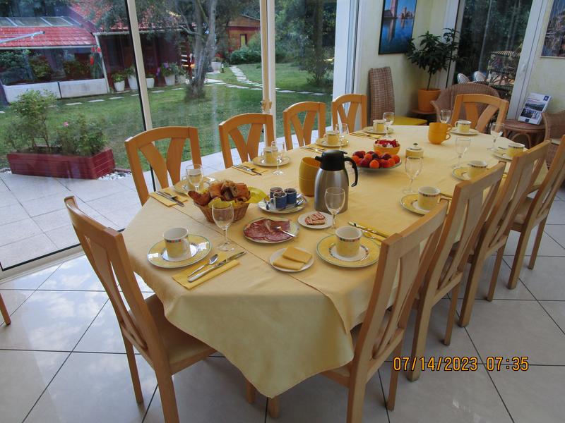 Salle à manger vue sur le jardin