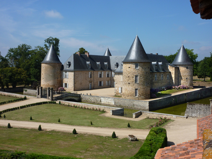Le château de Rochebrune et le train touristique