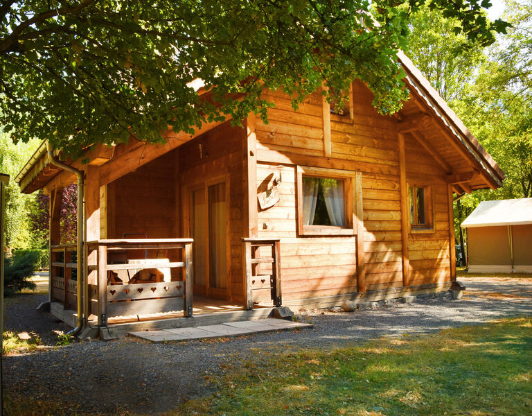 Chalet savoyard camping 3 étoiles le Champ Tillet
