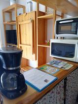 Séjour lumineux avec table à manger rétractable, TV, ameublement bois