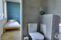 Grand Gîte "l'Amandier" - 15 personnes à Salles Arbuissonnas en Beaujolais dans le Rhône : Salle d'eau privative dans la chambre 5 personnes - toilettes (étage).