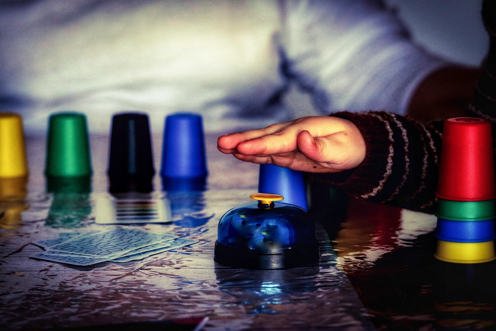 Main d'enfant jouant à des jeux de société