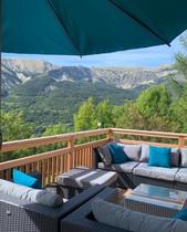 Balcon plein sud avec salon de jardin et grande table