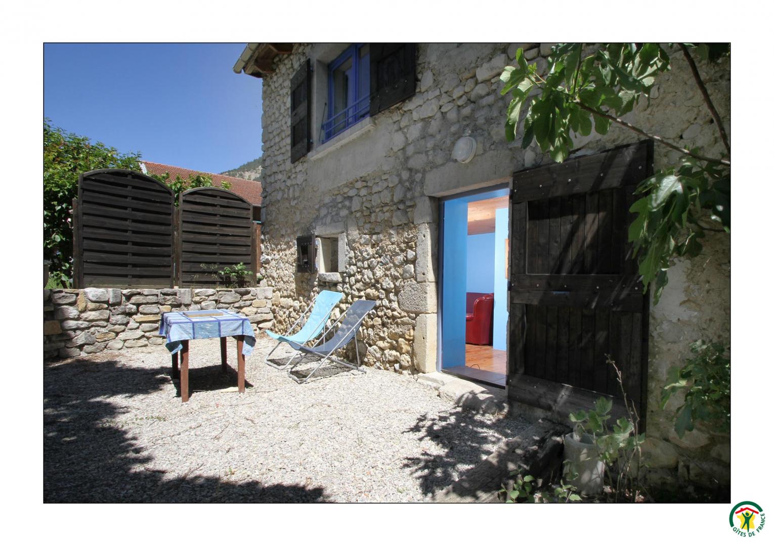 Vue extérieure du gîte : l'une des deux terrasses