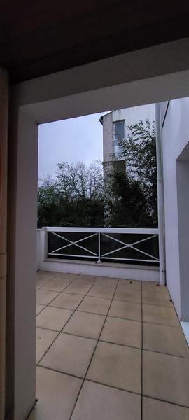 Vue sur le balcon, vide.