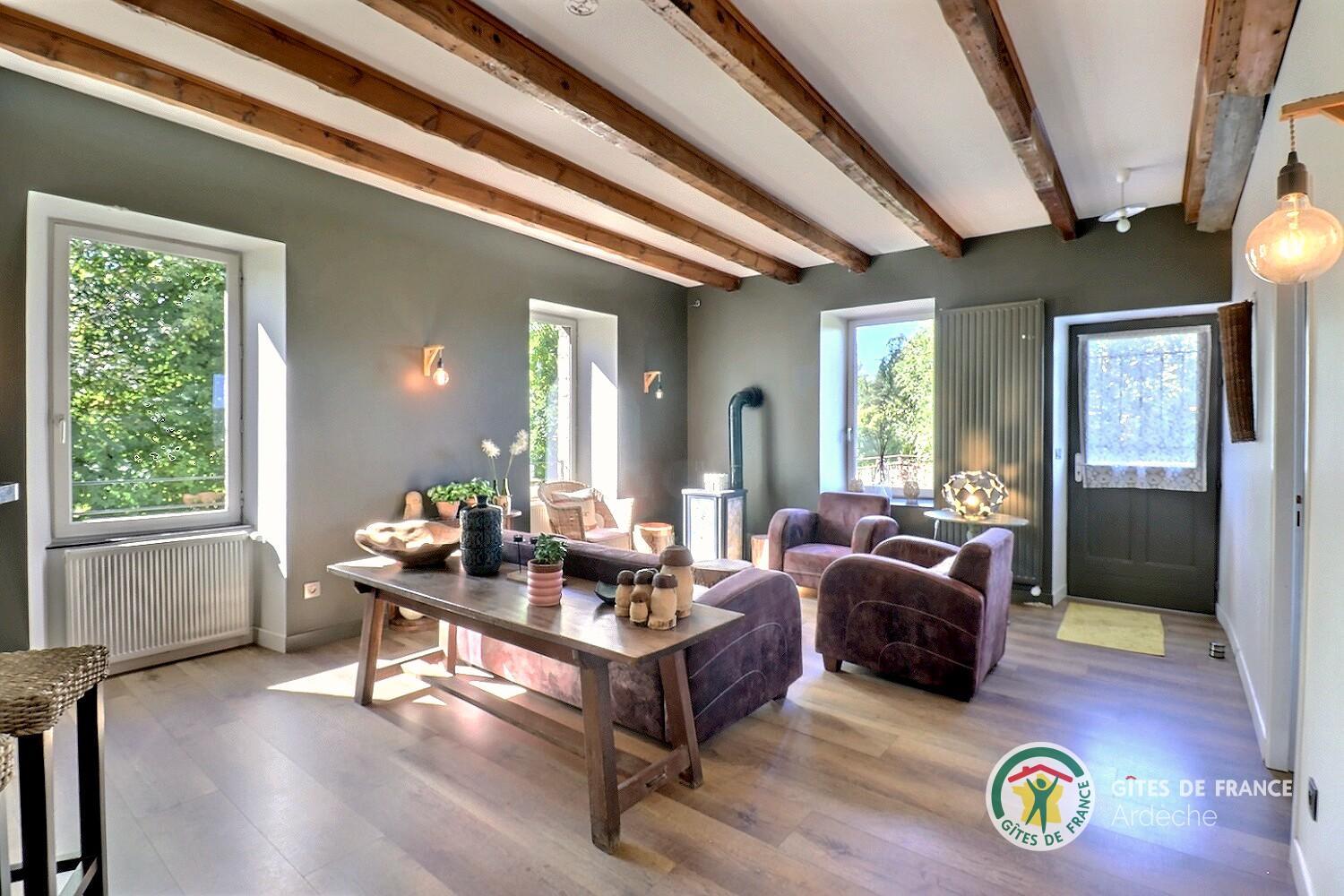 Coin salon ouvert sur le balcon