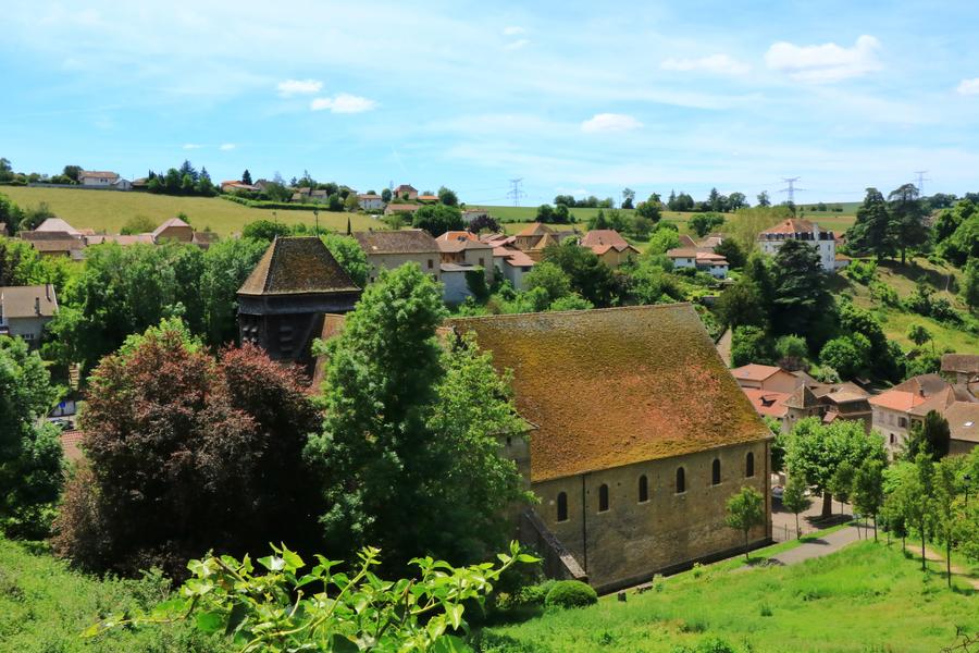 Vue sur l'abbatiale depuis le jardin Patricot Vue sur l'abbatiale depuis le jardin Patricot