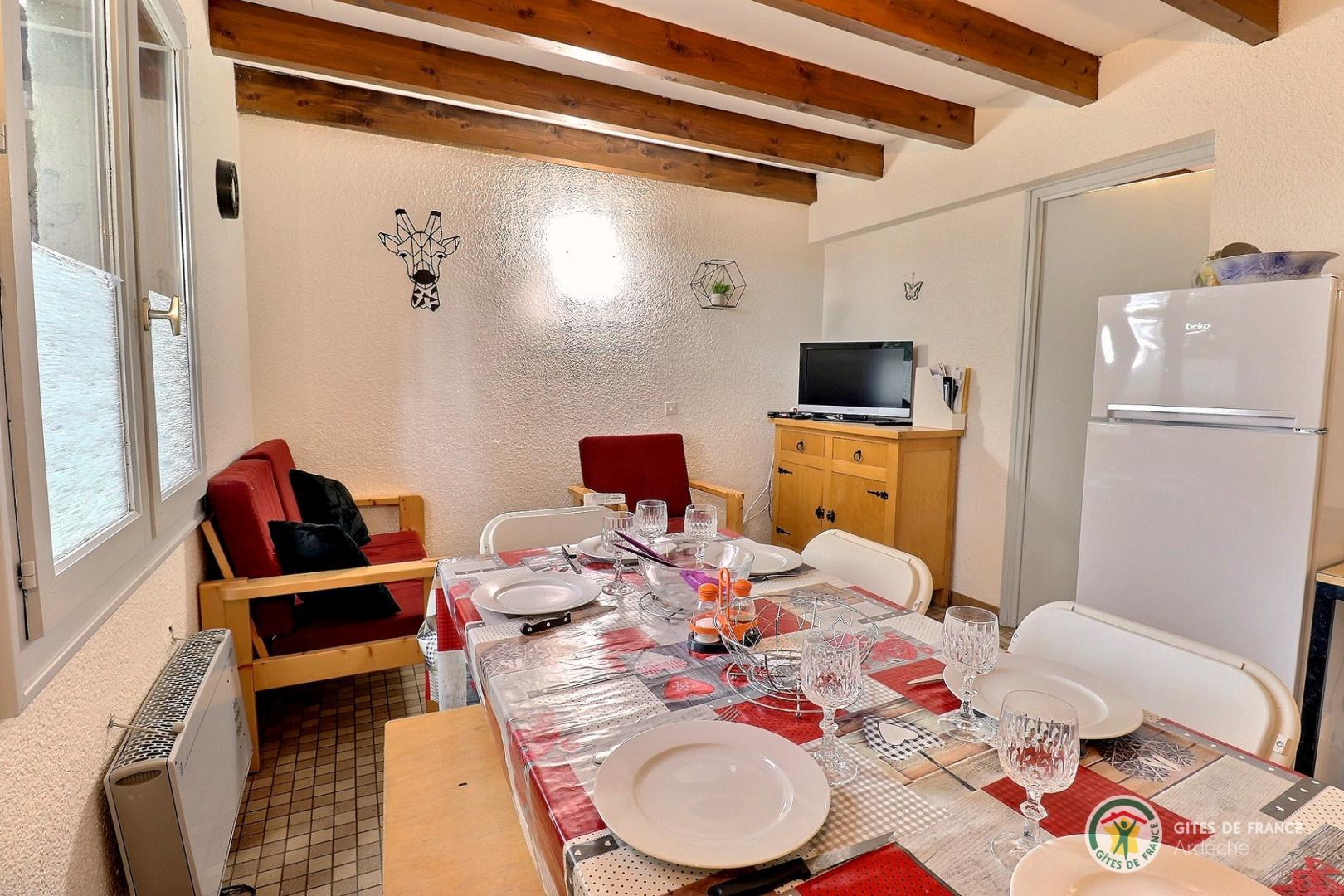Espace repas dans la pièce de vie