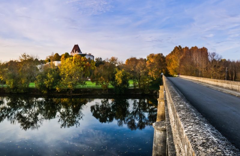 Bourg-Charente, Village de Pierres et de Vignes
