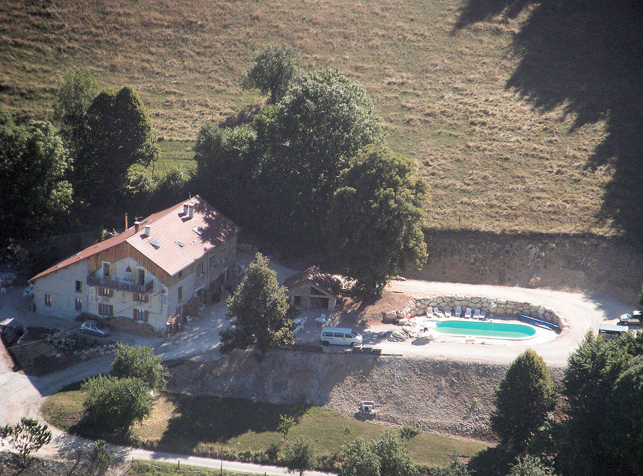 Vue aérienne du gîte les Sources à Saint Julien en Vercors en été