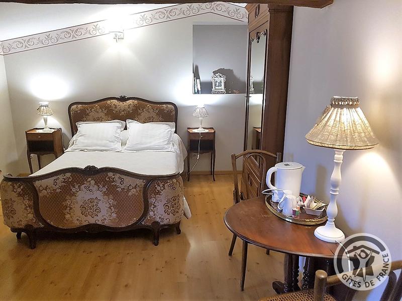 Gîte/Maison de Vacances avec 4 chambres \'Le Clos du Jubin\' à Saint-Forgeux (Rhône, Beaujolais Vert, Sud de Tarare) : la Chambre \'Souvenirs d\'Antan\'.