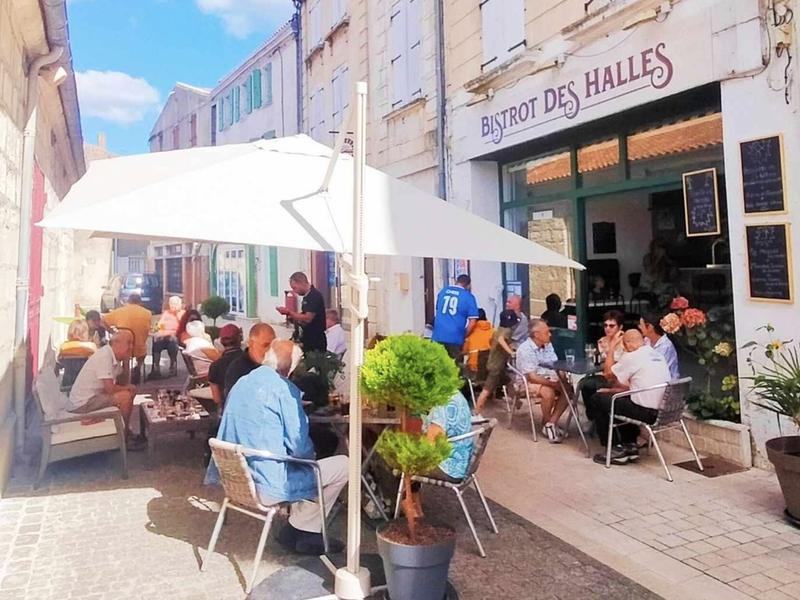 Terrasse à deux pas des Halles de Marans