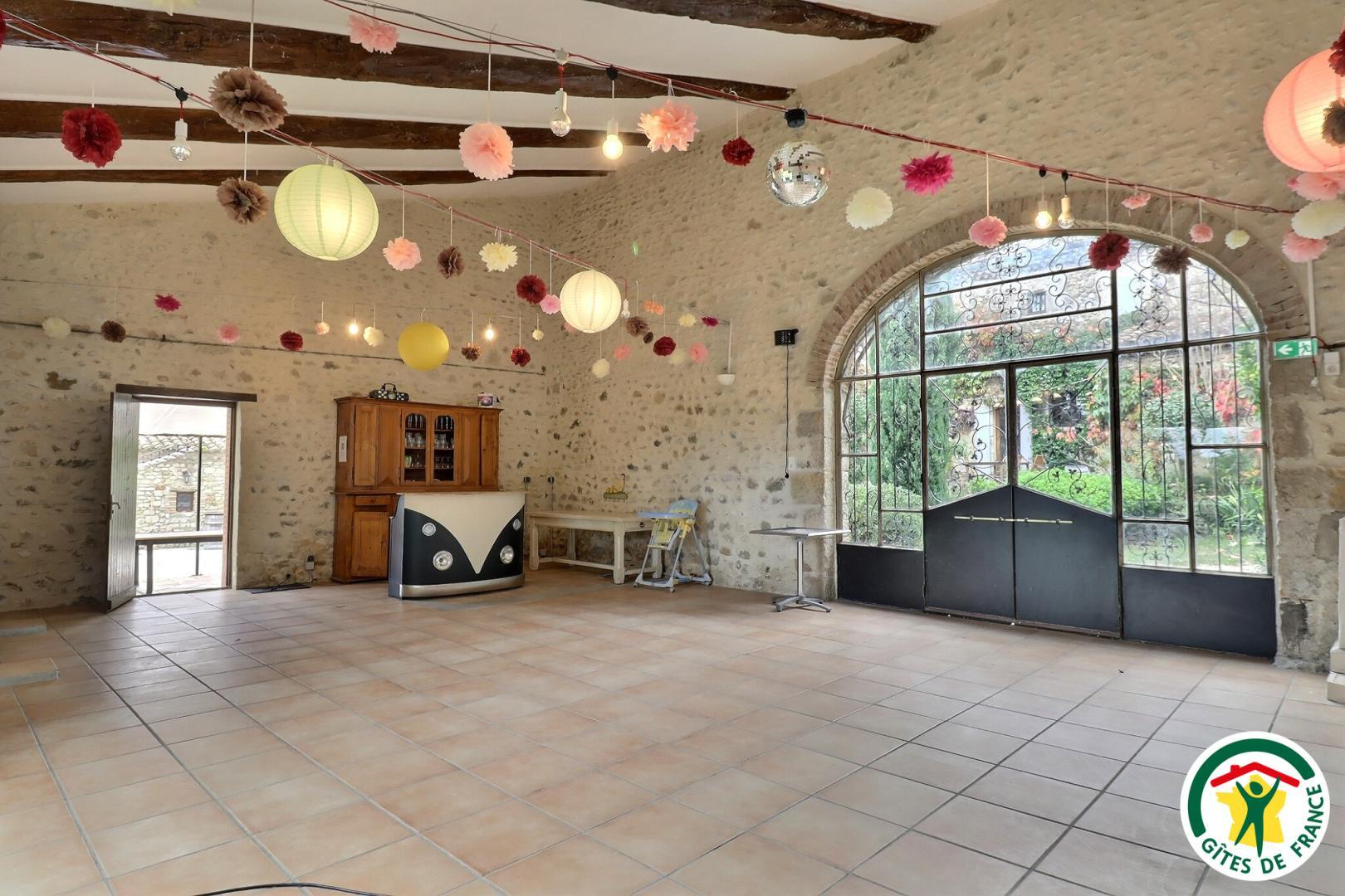 Salle de réception avec tables rondes à disposition, à installer à votre convenance, TV, bar, barbecue