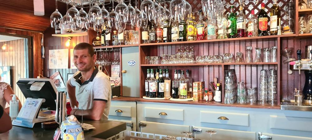 Le gérant Gérald derrière le bar.