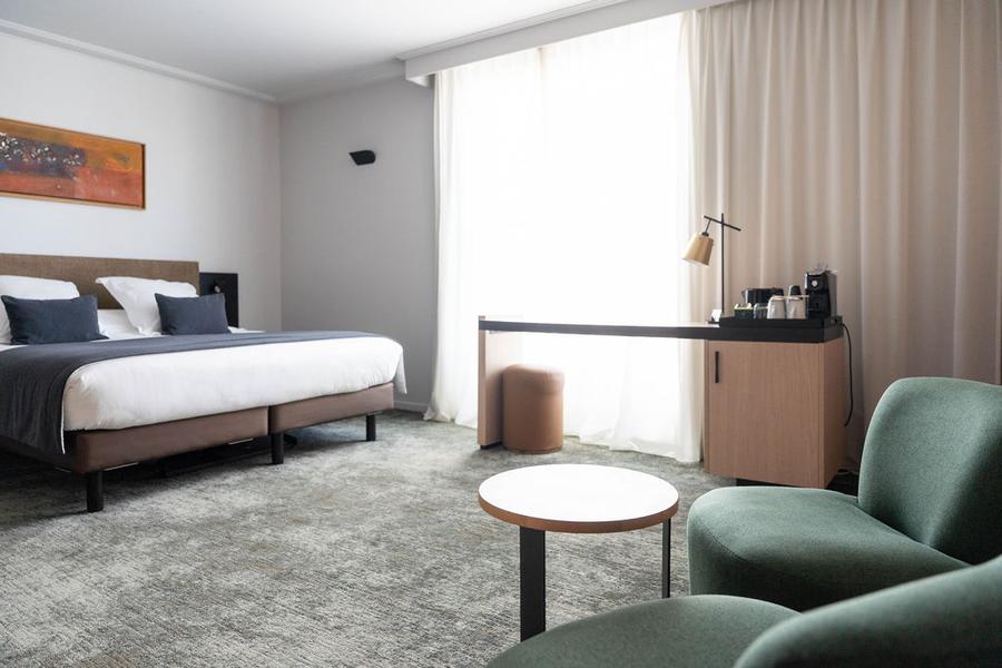 Chambre avec lit et fauteuil