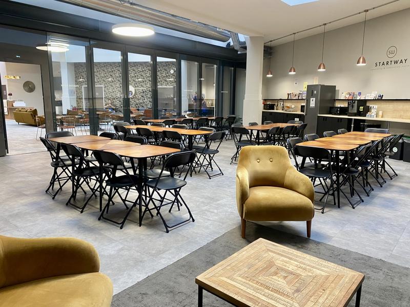 Notre Creative Room est un espace événementiel spacieux et flexible, idéale pour vos séminaires, formations et ateliers collaboratifs. Disponible à la demi-journée, à la journée ou en soirée, il s’adapte à vos besoins avec un mobilier entièrement modulable.  Cloisons vitrées offrant une ouverture sur l’espace commun, créant un environnement dynamique et lumineux. Option de confidentialité : possibilité d’ajouter une bande blanche sur les vitres pour plus d’intimité.  Grande luminosité naturelle grâce à ses fenêtres donnant sur l’extérieur.  Un espace moderne et adaptable, parfait pour stimuler la créativité et les échanges !