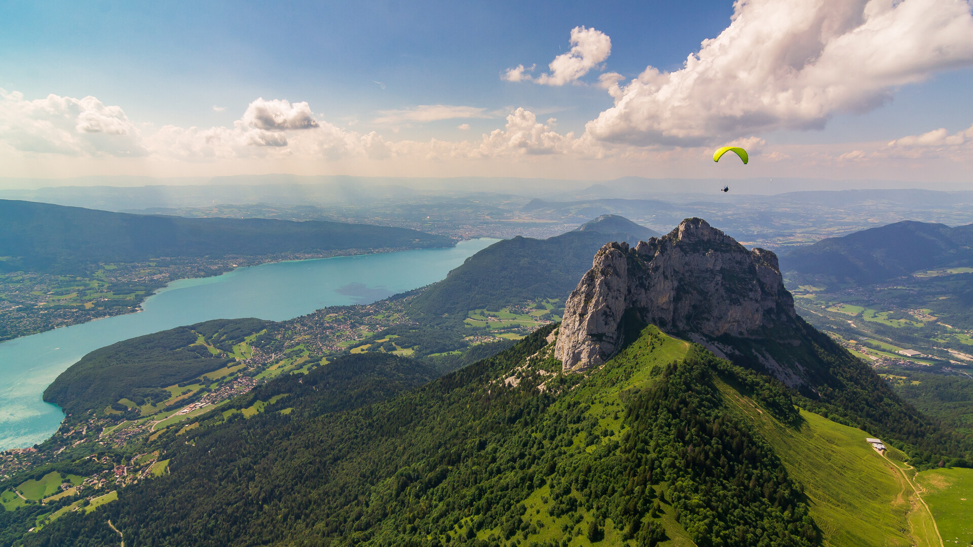 Vue aérienne du lac et parapente au-dessus des Dents de Lanfon
