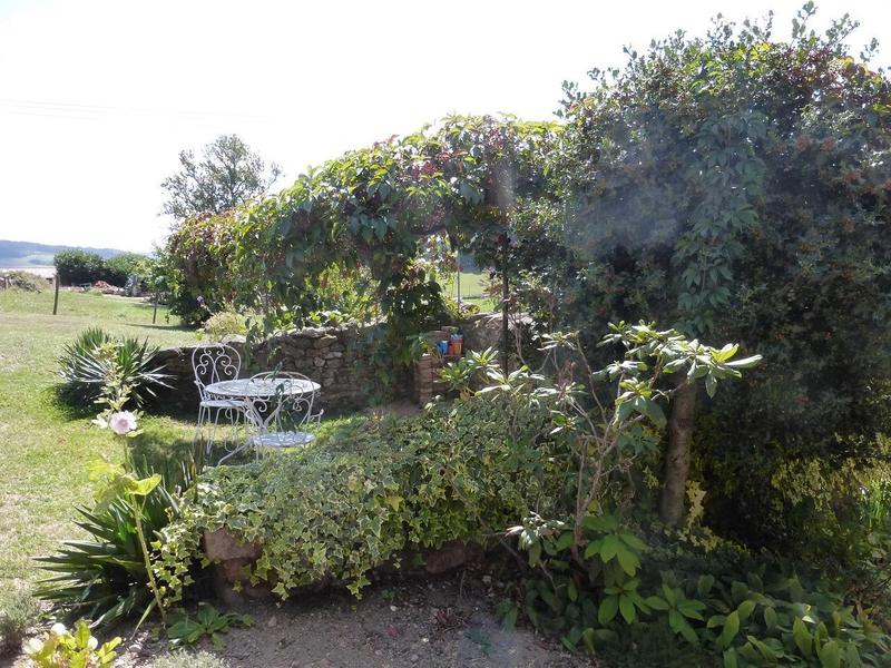 Gîte \'La Montagne\' à Thizy-les-Bourgs - La Chapelle de Mardore - proximité du Lac des Sapins, en Haut Beaujolais dans le Rhône : la tonnelle ombragée.