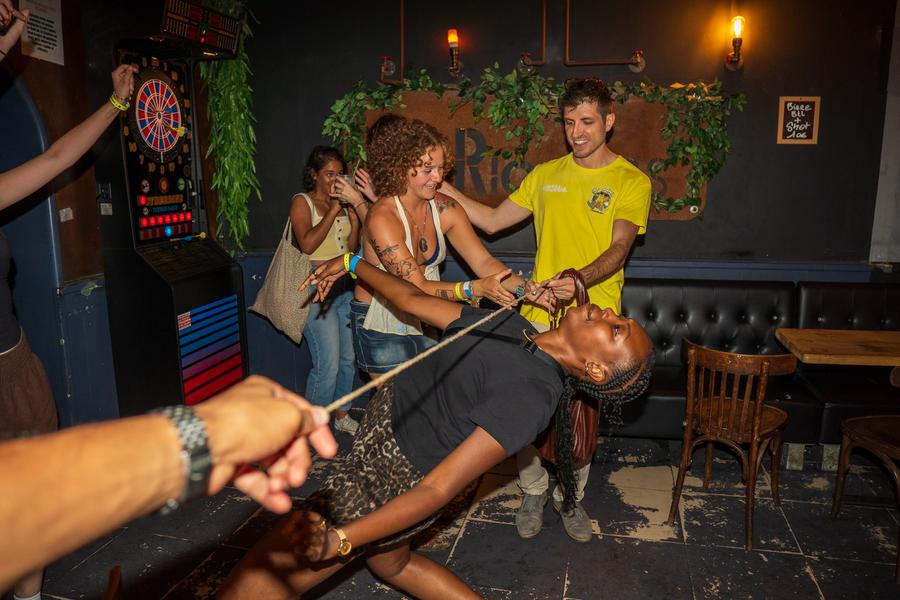 Moment de rencontre et de partage lors du Yellow Pub à Nice, une expérience sociale et chaleureuse pour découvrir la nightlife de la Côte d’Azur.