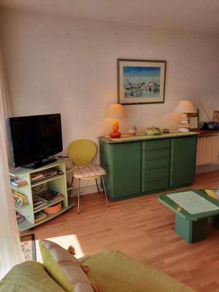 Coin avec télévision, canapé, table basse, buffet.