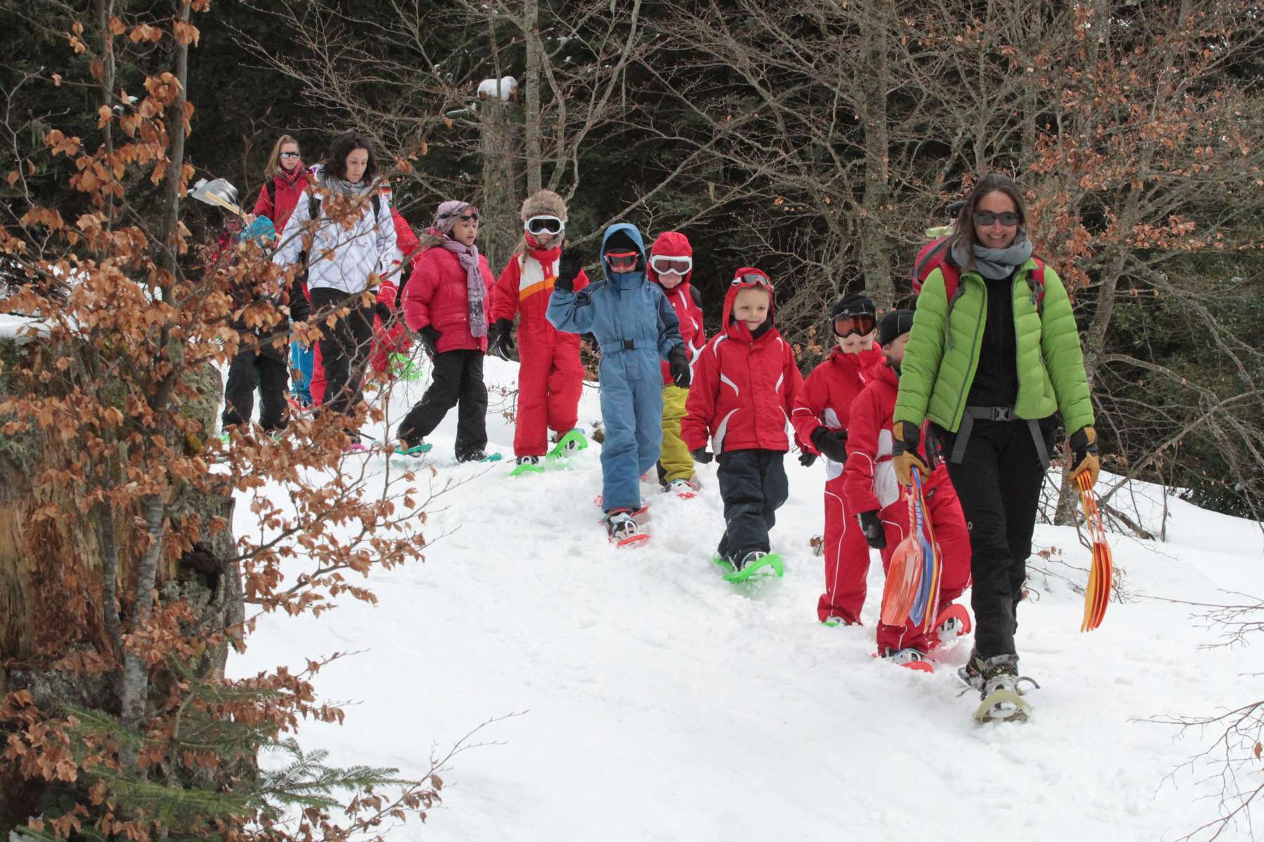 enfants à raquettes avec accompagnatrice en montagne