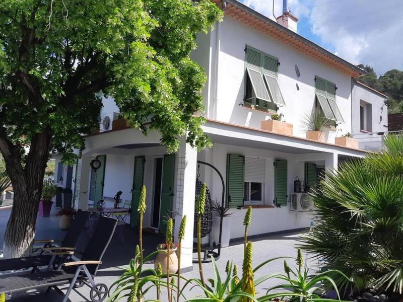 Les lauriers roses - façade de l'ensemble de la maison - Gîtes de France Alpes-Maritimes 