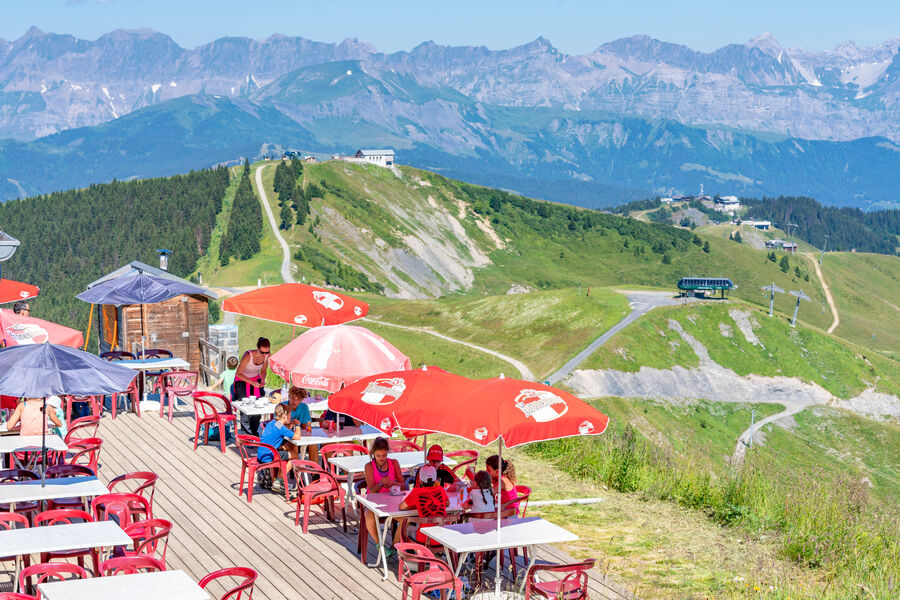 Terrasse du refuge du Mont Joly