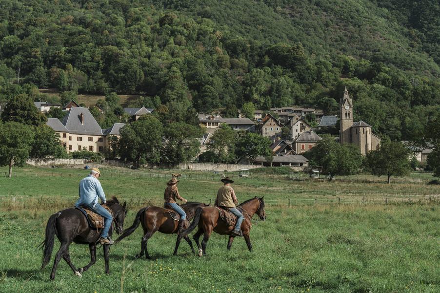 Trois cavaliers et village