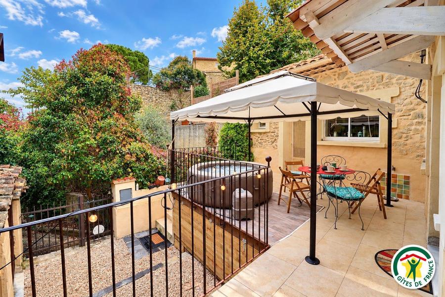 La cour close avec le spa chauffé