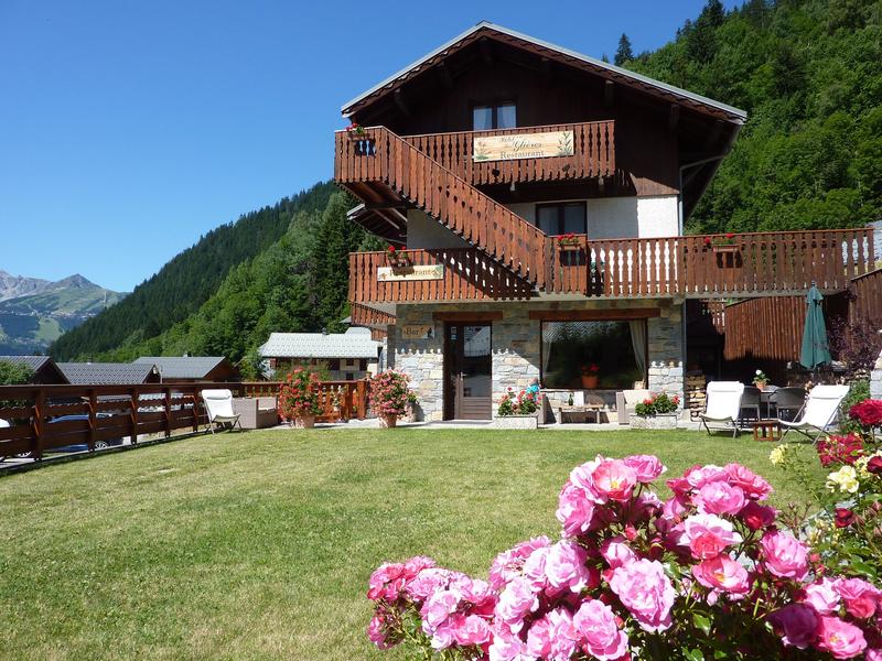 Hôtel les Glières vue extérieure en été
