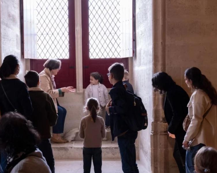 Photo d'une animatrice avec des enfants dans le château 