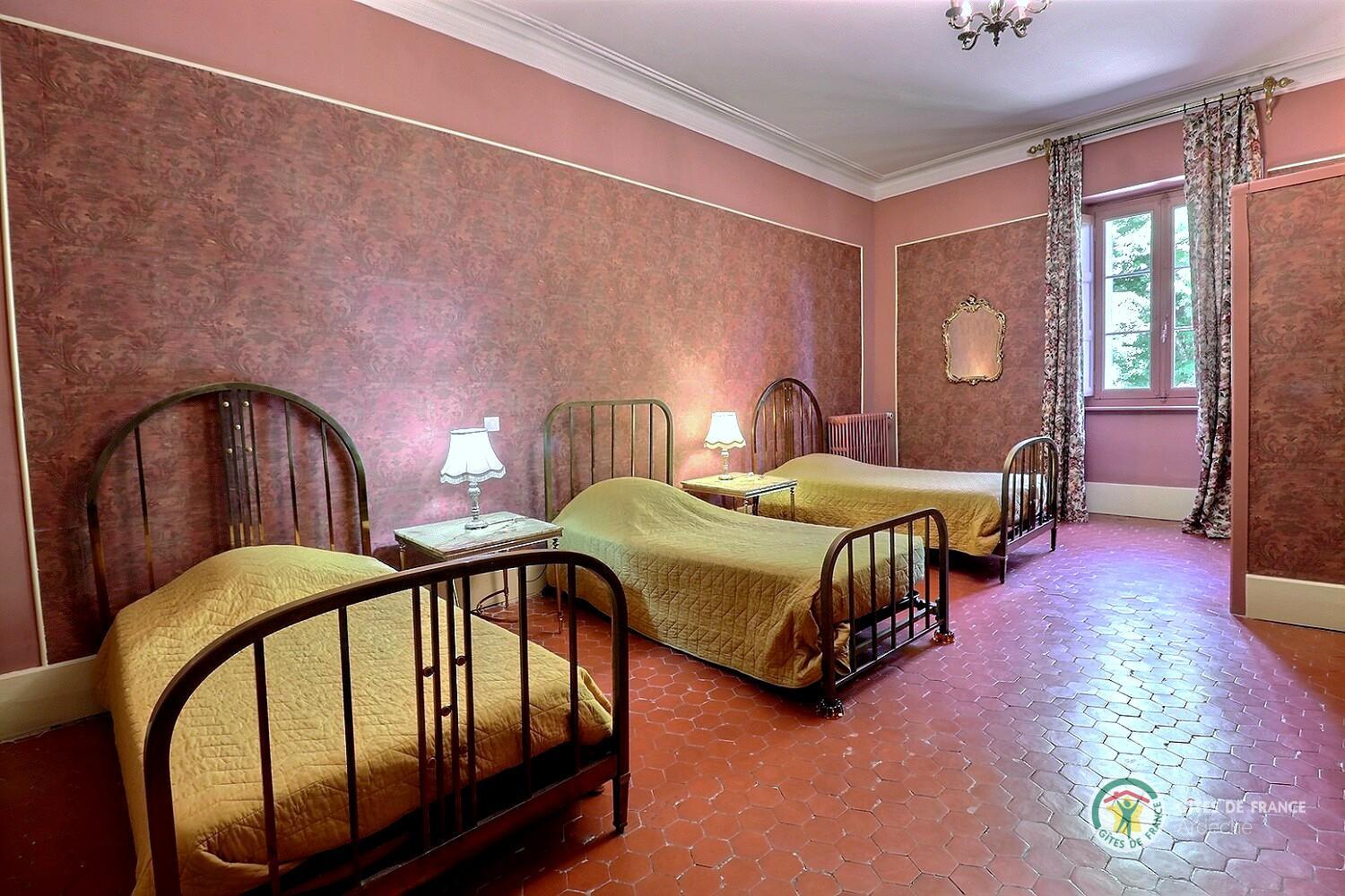 Chambre enfants avec 3 lits en 90, armoire et salle d'eau privative