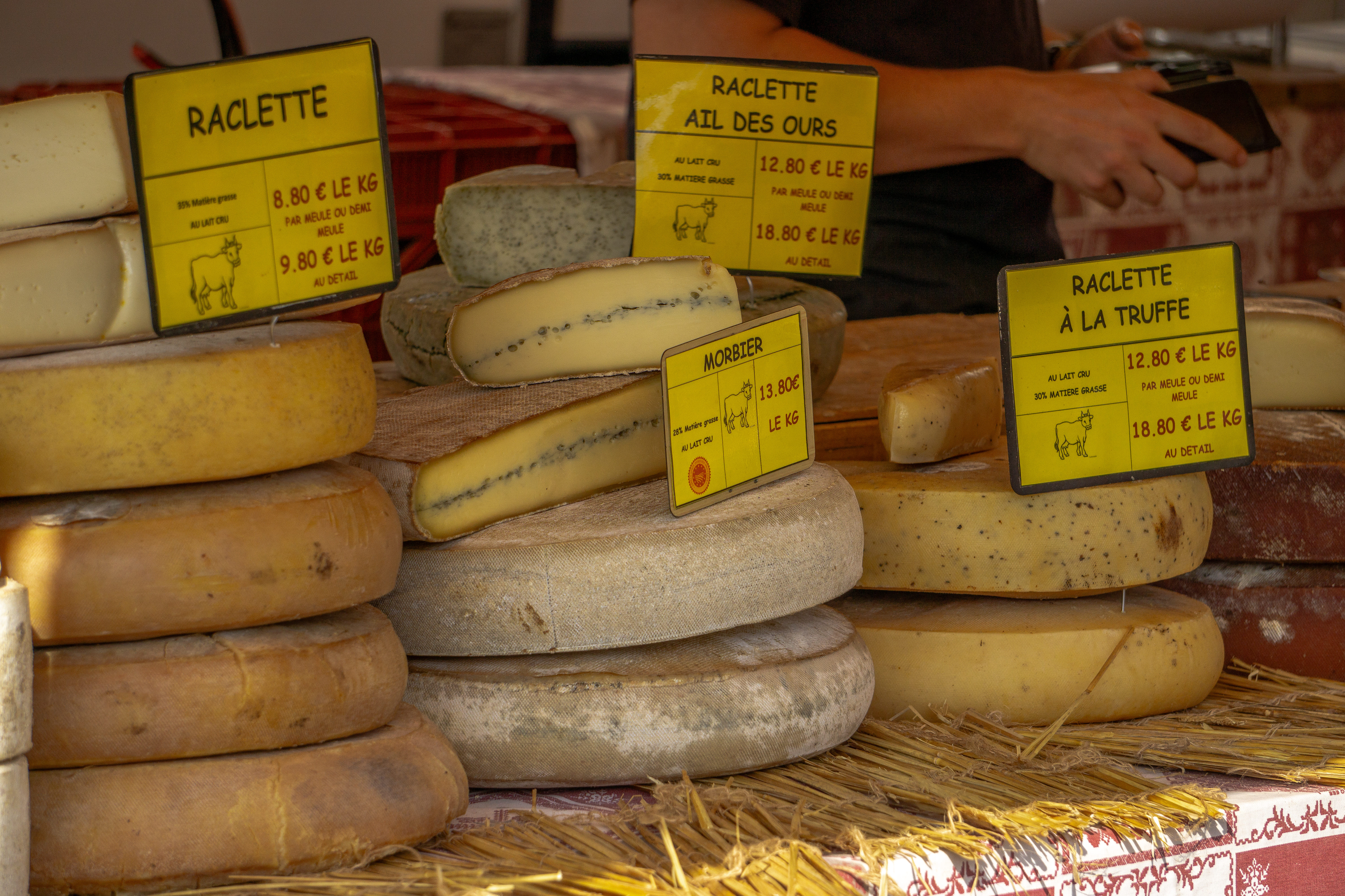 Des fromages de savoie sur un étal