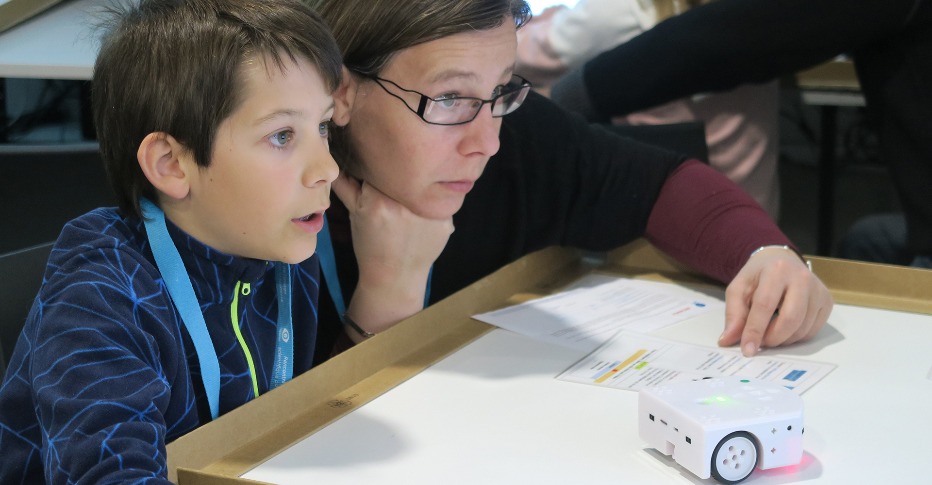 Un ado avec sa mère entrain de tester leur programme
