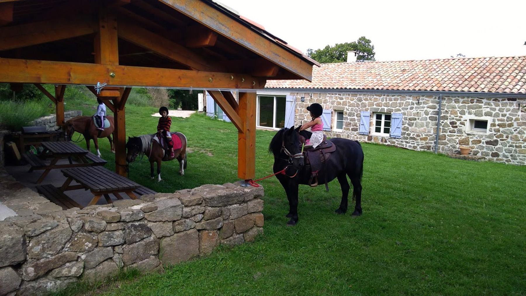 Holidays rentals : Les Acacias - Gîte À l'abri du temps