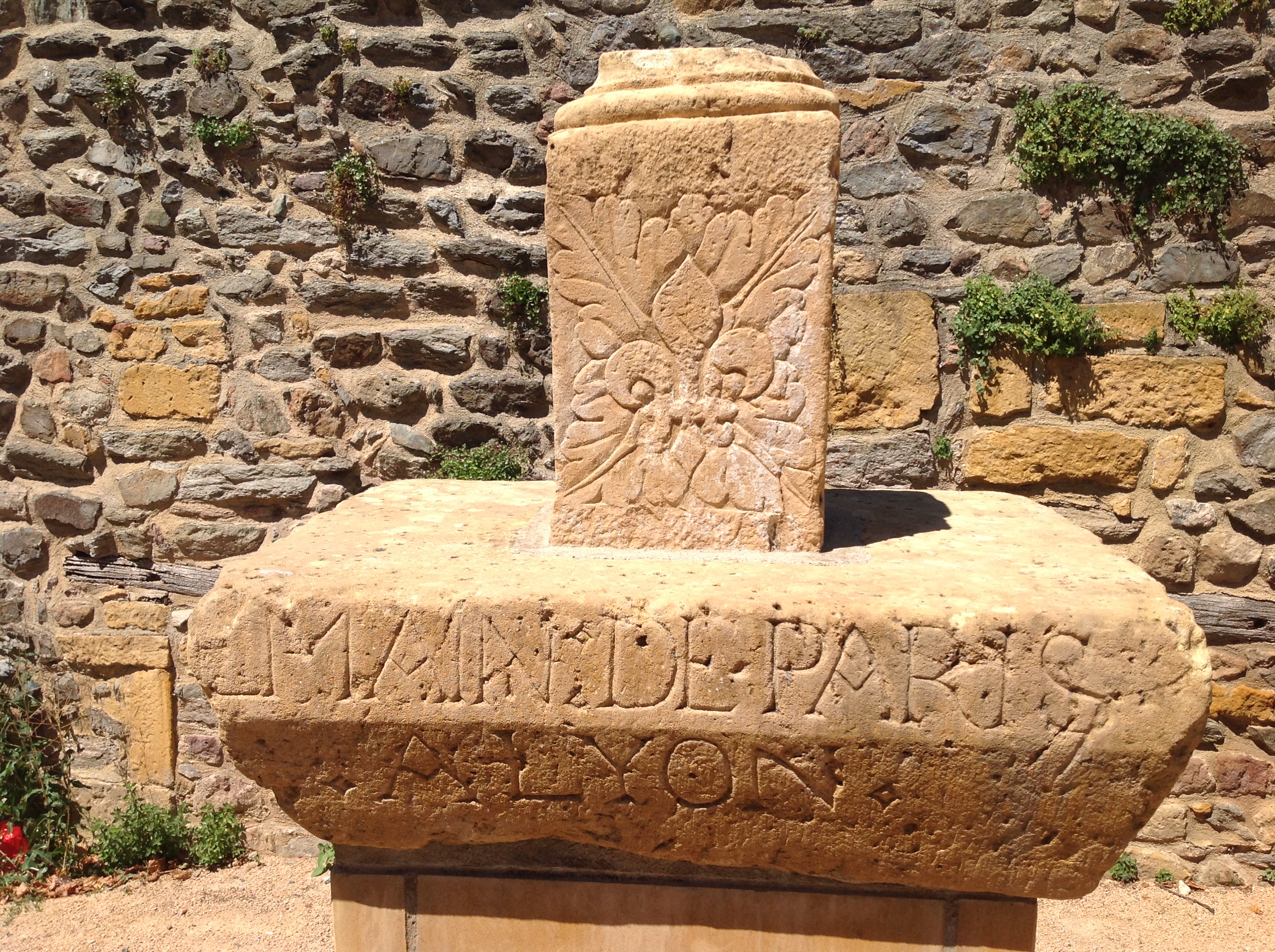 Borne royale - Calcaire à entroques,place Sapéon