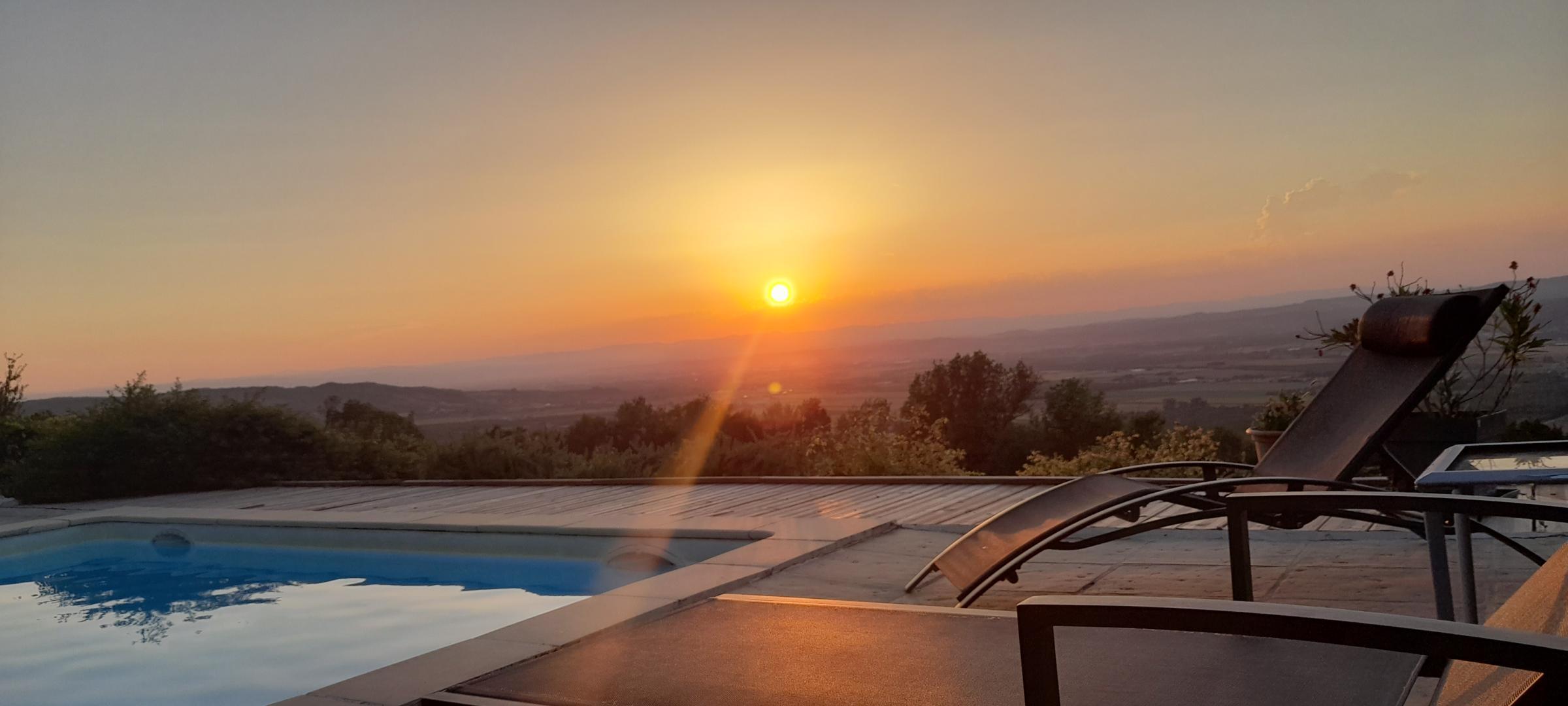 Piscine au couché de soleil