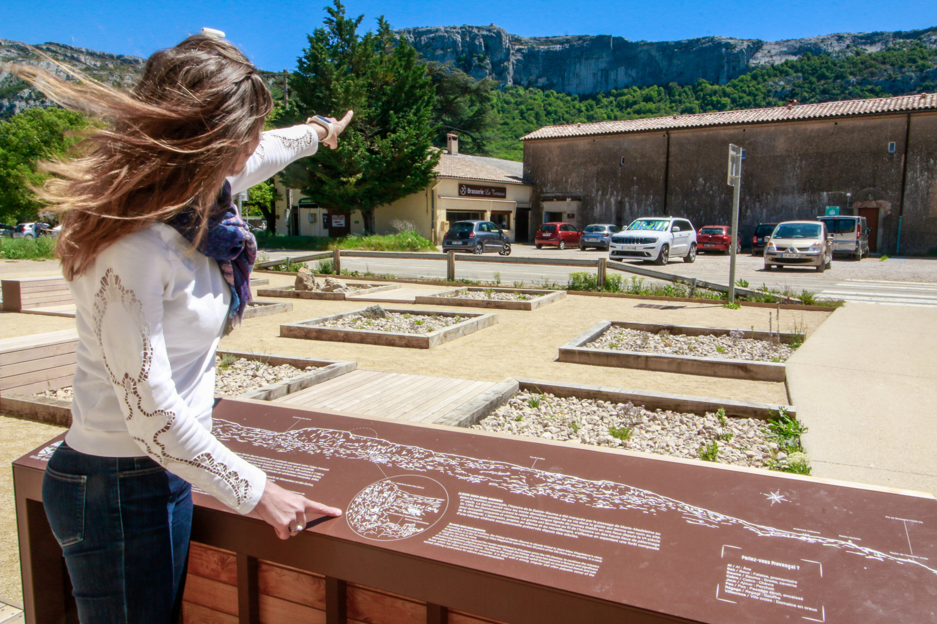 Table d'orientation : esplanade office de tourisme_Plan-d'Aups-Sainte-Baume