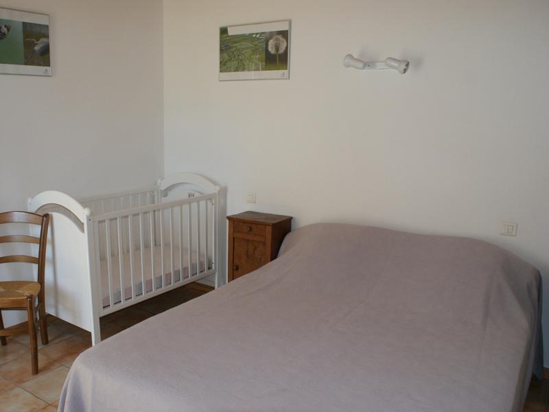 La Fermette chambre du rez-de-chaussée avec lit bébé