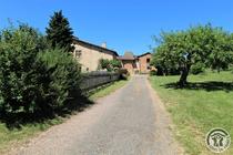 Gîte L'Annexe au Château de Pravins à Blacé  (Rhône, Beaujolais, proximité de Villefranche-sur-Saône) : l'accès au château et au gîte.